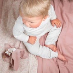 Noppies Laken Für Das Bettchen Botanical 110x140 Cm Misty Rose -Träumeland Shop noppies laken fuer das bettchen botanical 110x140 cm misty rose a357032 4