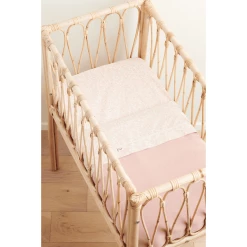 Noppies Spannbetttuch Für Die Wiege Botanical Misty Rose -Träumeland Shop noppies spannbetttuch fuer die wiege botanical misty rose a357038 3